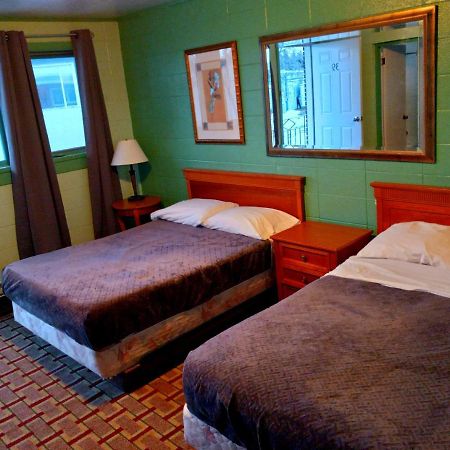 Chalet Inn Motel Dryden Bagian luar foto