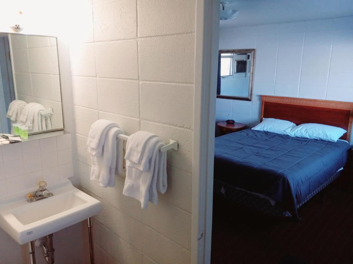 Chalet Inn Motel Dryden Bagian luar foto