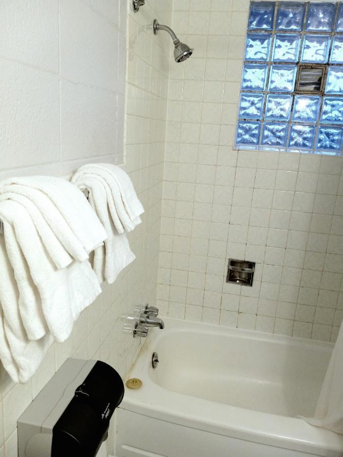 Chalet Inn Motel Dryden Bagian luar foto