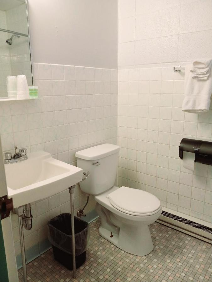 Chalet Inn Motel Dryden Bagian luar foto