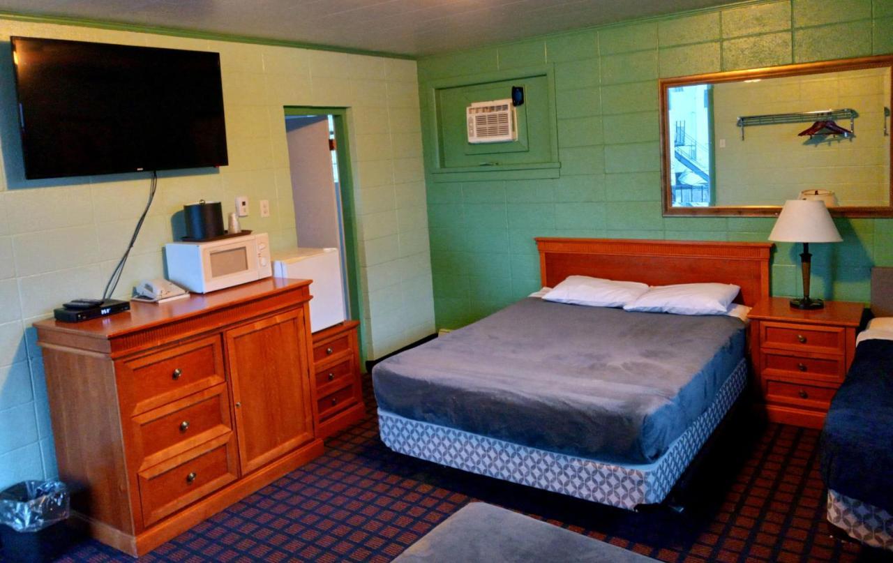 Chalet Inn Motel Dryden Bagian luar foto