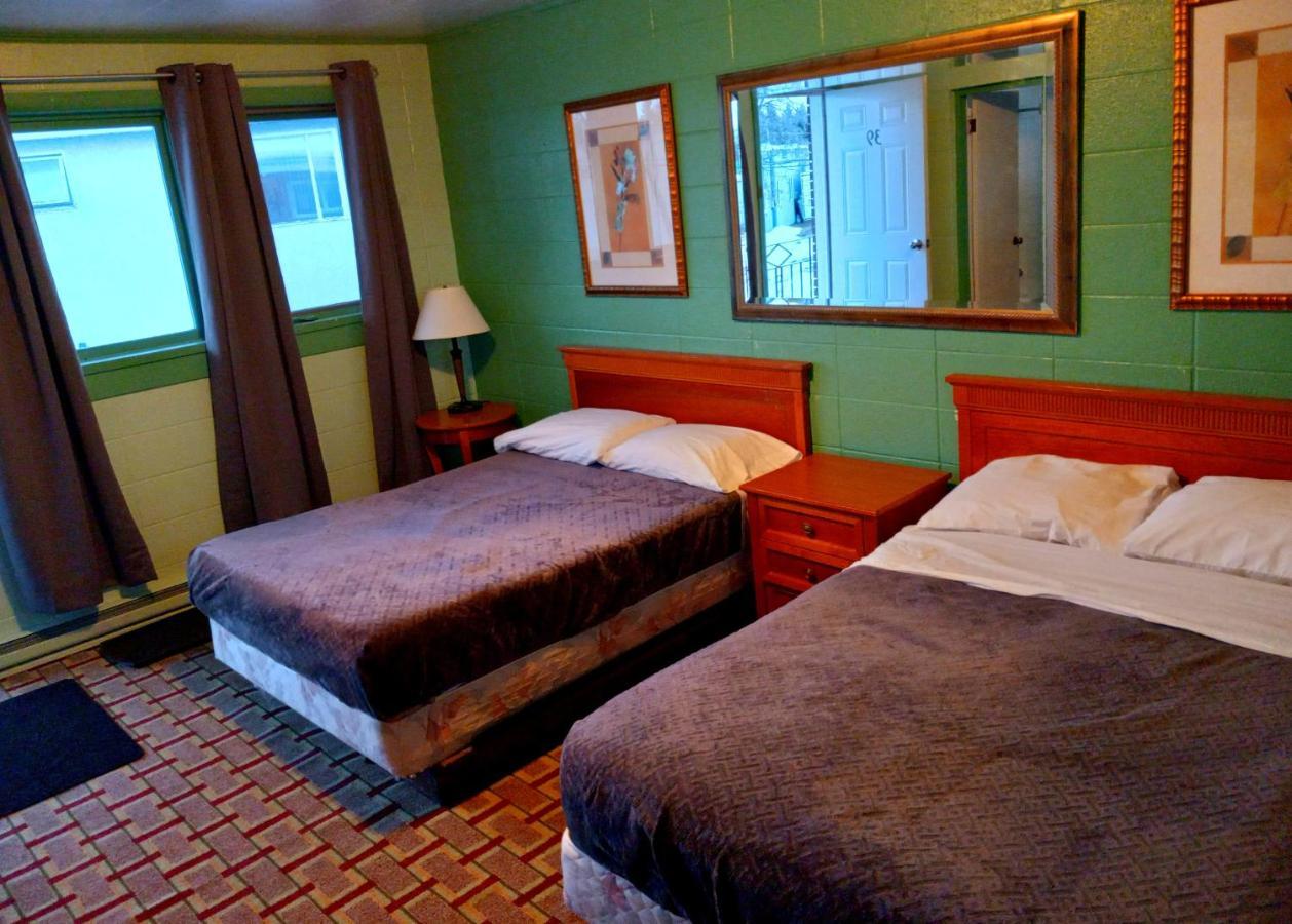 Chalet Inn Motel Dryden Bagian luar foto